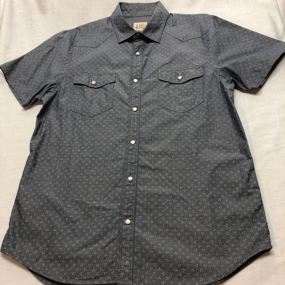NWOT Howe grey dot chambray snap front s/s shirt
